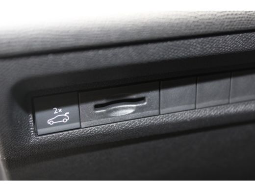 Peugeot 408 1.2 Hybrid 136 e-DCS6 GT | Achterbank in delen neerklapbaar | Achteruitrijcamera | Alarm klasse 1... ActivLease financial lease