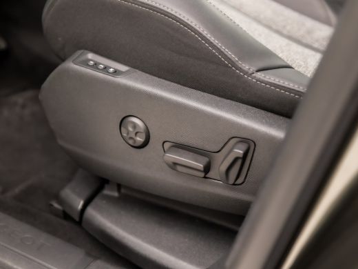 Peugeot 5008 1.2 PureTech Deluxe 7 Persoons Automaat (PANORAMADAK, APPLE CARPLAY, MEMORY SEATS, LEDER, STOELVE... ActivLease financial lease