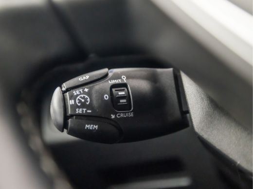 Peugeot 5008 1.2 PureTech Deluxe 7 Persoons Automaat (PANORAMADAK, APPLE CARPLAY, MEMORY SEATS, LEDER, STOELVE... ActivLease financial lease