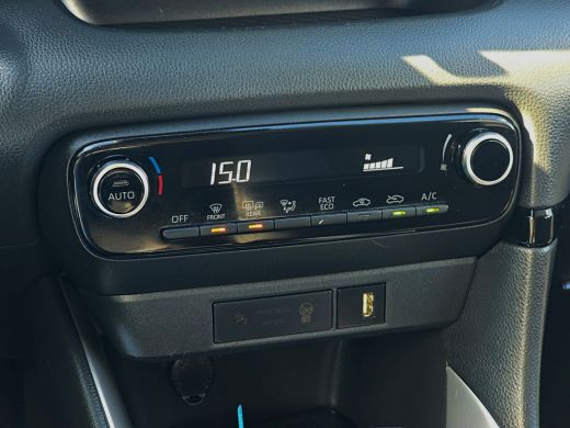 Toyota Yaris 1.5 Hybrid 115 Business - Euro 6 - 95 Pk - Navigatie - ParkeerCamera - AppleCarplay AndroidAuto ActivLease financial lease