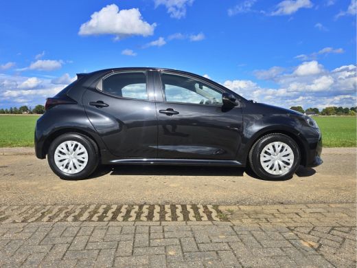 Toyota Yaris 1.5 Hybrid 115 Business - Euro 6 - 95 Pk - Navigatie - ParkeerCamera - AppleCarplay AndroidAuto ActivLease financial lease