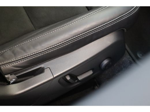 Volvo  XC40 T5 262PK Recharge R-Design | HK Audio | Blis | Power Seats | Trekhaak | Park Assist | Stoel en St... ActivLease financial lease