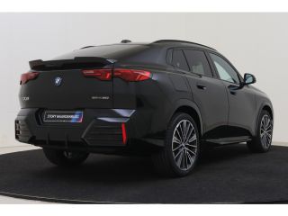 BMW iX2 eDrive20 M Sport / Panoramadak / Trekhaak / Sportstoelen / M Adaptief onderstel / Comfort Access ...