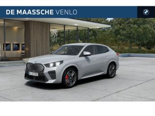 BMW iX2 eDrive20 M Sport / Trekhaak / Sportstoelen / Achteruitrijcamera / M Adaptief onderstel / Comfort ...