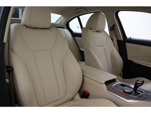 BMW 3 Serie 320i Automaat / Sportstoelen / LED / Cruise Control / Airconditioning / Live Cockpit Professional ActivLease financial lease