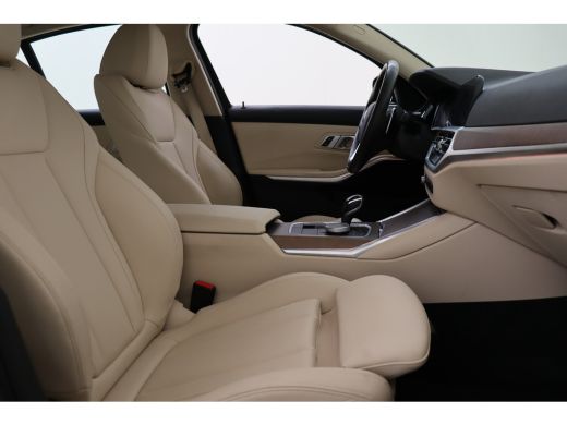 BMW 3 Serie 320i Automaat / Sportstoelen / LED / Cruise Control / Airconditioning / Live Cockpit Professional ActivLease financial lease