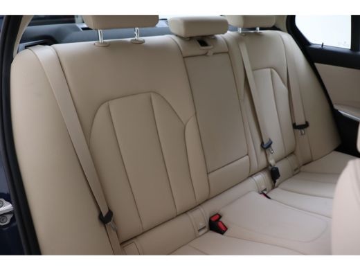 BMW 3 Serie 320i Automaat / Sportstoelen / LED / Cruise Control / Airconditioning / Live Cockpit Professional ActivLease financial lease