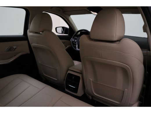 BMW 3 Serie 320i Automaat / Sportstoelen / LED / Cruise Control / Airconditioning / Live Cockpit Professional ActivLease financial lease