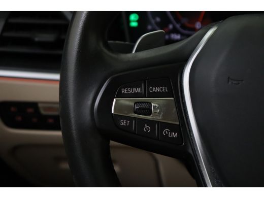 BMW 3 Serie 320i Automaat / Sportstoelen / LED / Cruise Control / Airconditioning / Live Cockpit Professional ActivLease financial lease