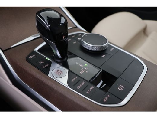 BMW 3 Serie 320i Automaat / Sportstoelen / LED / Cruise Control / Airconditioning / Live Cockpit Professional ActivLease financial lease