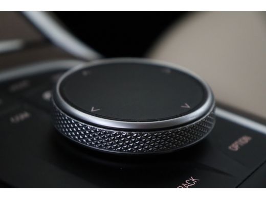 BMW 3 Serie 320i Automaat / Sportstoelen / LED / Cruise Control / Airconditioning / Live Cockpit Professional ActivLease financial lease