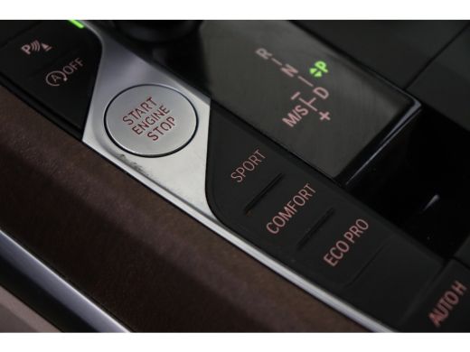 BMW 3 Serie 320i Automaat / Sportstoelen / LED / Cruise Control / Airconditioning / Live Cockpit Professional ActivLease financial lease