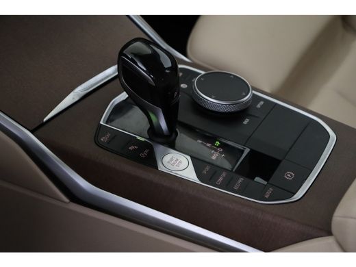 BMW 3 Serie 320i Automaat / Sportstoelen / LED / Cruise Control / Airconditioning / Live Cockpit Professional ActivLease financial lease