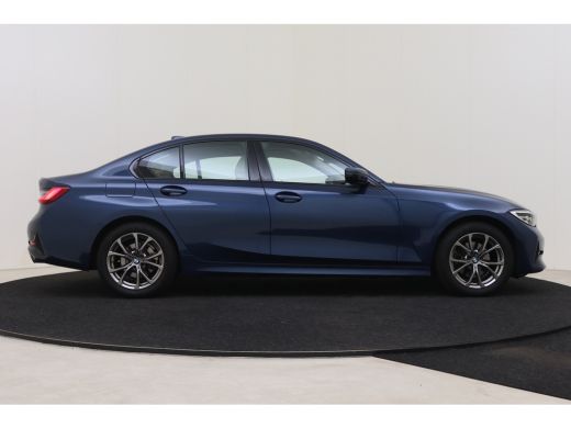 BMW 3 Serie 320i Automaat / Sportstoelen / LED / Cruise Control / Airconditioning / Live Cockpit Professional ActivLease financial lease