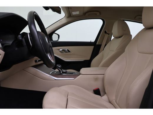 BMW 3 Serie 320i Automaat / Sportstoelen / LED / Cruise Control / Airconditioning / Live Cockpit Professional ActivLease financial lease