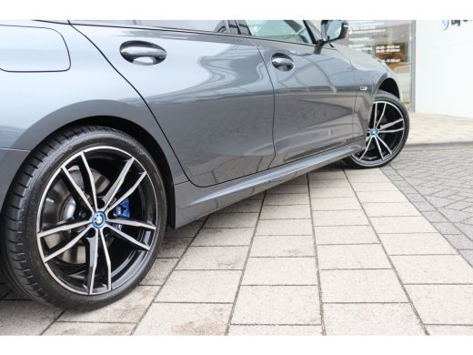 BMW 3 Serie Touring 330e High Executive M Sport Automaat / Panoramadak / Sportstoelen / Achteruitrijcamera / ... ActivLease financial lease