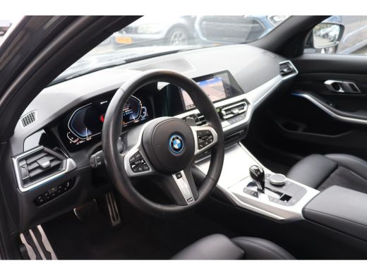 BMW 3 Serie Touring 330e High Executive M Sport Automaat / Panoramadak / Sportstoelen / Achteruitrijcamera / ... ActivLease financial lease