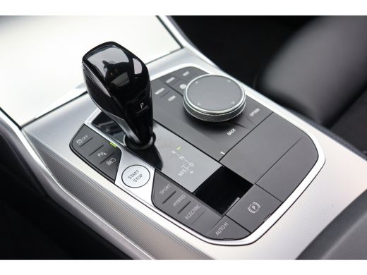 BMW 3 Serie Touring 330e High Executive M Sport Automaat / Panoramadak / Sportstoelen / Achteruitrijcamera / ... ActivLease financial lease