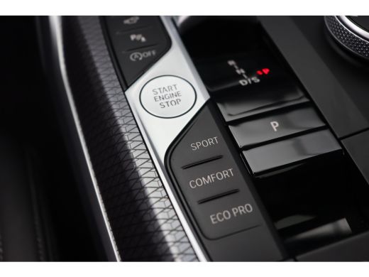BMW 3 Serie Touring 330i xDrive High Executive M Sport Automaat / Panoramadak / Trekhaak / Sportstoelen / Ada... ActivLease financial lease