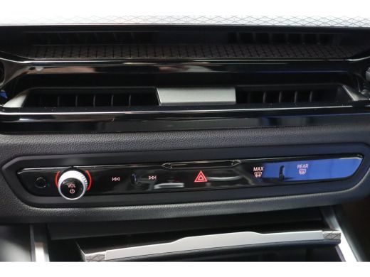 BMW 3 Serie Touring 330i xDrive High Executive M Sport Automaat / Panoramadak / Trekhaak / Sportstoelen / Ada... ActivLease financial lease