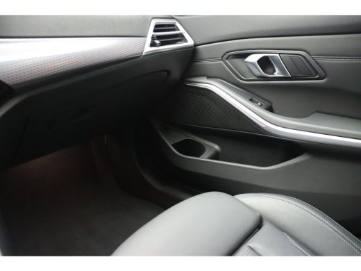 BMW 3 Serie Touring 330i xDrive High Executive M Sport Automaat / Panoramadak / Trekhaak / Sportstoelen / Ada... ActivLease financial lease