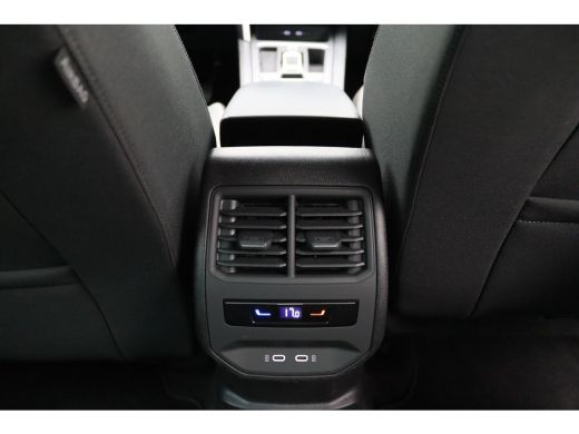 Seat Leon 1.0 eTSI Style Business Intense | Achterbank in delen neerklapbaar | Achterspoiler | Achteruitrij... ActivLease financial lease