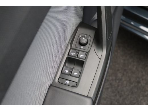 Seat Leon 1.0 eTSI Style Business Intense | Achterbank in delen neerklapbaar | Achterspoiler | Achteruitrij... ActivLease financial lease