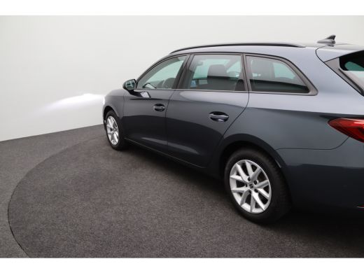 Seat Leon 1.0 eTSI Style Business Intense | Achterbank in delen neerklapbaar | Achterspoiler | Achteruitrij... ActivLease financial lease