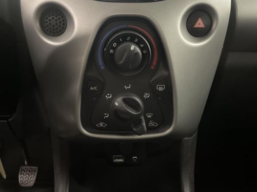 Toyota Aygo 1.0 VVT-i x-play ActivLease financial lease