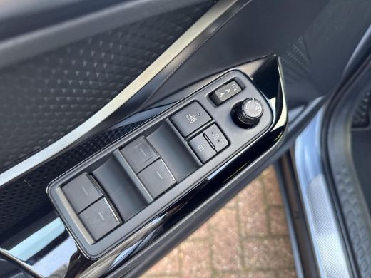 Toyota C-HR 1.8 Hybrid Executive | 06-10141018 Voor meer informatie ActivLease financial lease