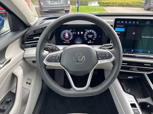 Volkswagen Passat Variant 1.5 eHybrid Elegance | Leder | Pano | 5 jr gar. ActivLease financial lease