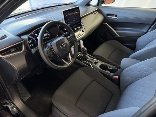 Toyota Corolla Cross HYBRID 140 2025 STYLE STOEL/STUUR VERW. ELEK.KLEP LED KEYLESS CARPLAY NAVI CAMERA ADAP CRUISE PDC ActivLease financial lease