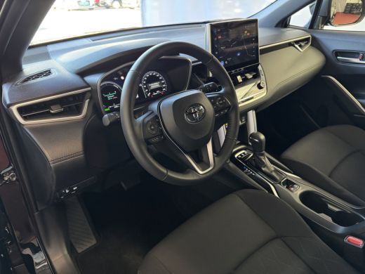 Toyota Corolla Cross HYBRID 140 2025 STYLE STOEL/STUUR VERW. ELEK.KLEP LED KEYLESS CARPLAY NAVI CAMERA ADAP CRUISE PDC ActivLease financial lease
