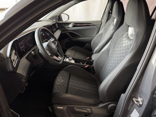 Volkswagen Tiguan 1.5 eHYBRID 272PK R-LINE PANO XL.NAVI TREKHAAK BLACK.STYLE 360.CAM ELEK.KLEP MATRIX.LED 20''LMV M... ActivLease financial lease