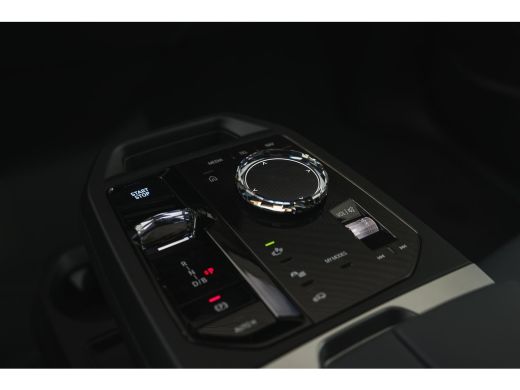 BMW iX xDrive60 M Sport / Panoramadak / Trekhaak / Adaptief onderstel / Soft-Close / Stoelventilatie / P... ActivLease financial lease