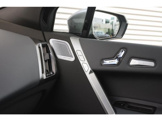 BMW iX xDrive60 M Sport / Panoramadak / Trekhaak / Adaptief onderstel / Soft-Close / Stoelventilatie / P... ActivLease financial lease