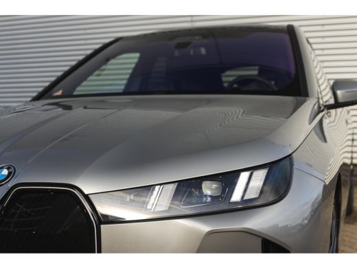 BMW iX xDrive60 M Sport / Panoramadak / Trekhaak / Adaptief onderstel / Soft-Close / Stoelventilatie / P... ActivLease financial lease