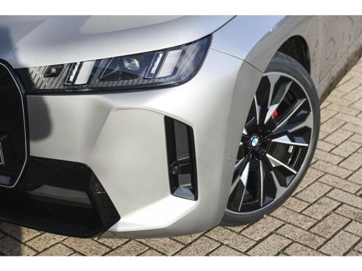 BMW iX xDrive60 M Sport / Panoramadak / Trekhaak / Adaptief onderstel / Soft-Close / Stoelventilatie / P... ActivLease financial lease