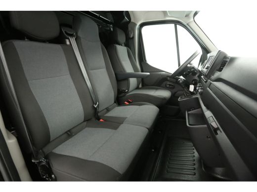 Renault Master T35 2.3 dCi 135 L2H2 | 3500kg Trekgew. | Airco | Cruise | 3-Zits | Camera | Navigatie | Trekh. | ... ActivLease financial lease