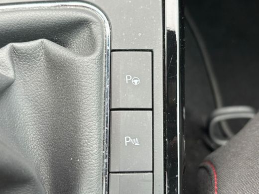 Seat Arona 1.0 TSI 115 pk FR Business Intense | Trekhaak afneembaar | Parkeersensoren | A-uitrijcamera | ActivLease financial lease