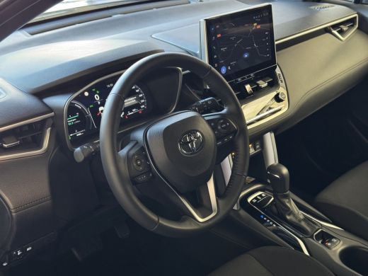 Toyota Corolla Cross HYBRID 140 2025 STYLE STOEL/STUUR VERW. ELEK.KLEP LED KEYLESS CARPLAY NAVI CAMERA ADAP CRUISE PDC ActivLease financial lease