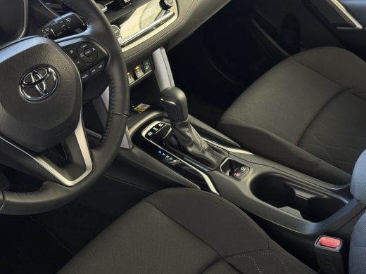 Toyota Corolla Cross HYBRID 140 2025 STYLE STOEL/STUUR VERW. ELEK.KLEP LED KEYLESS CARPLAY NAVI CAMERA ADAP CRUISE PDC ActivLease financial lease