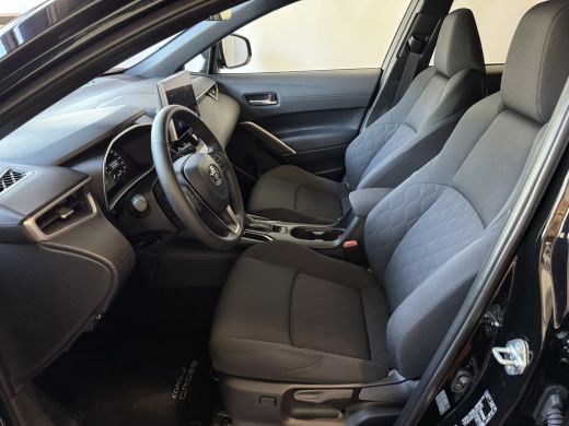 Toyota Corolla Cross HYBRID 140 2025 STYLE STOEL/STUUR VERW. ELEK.KLEP LED KEYLESS CARPLAY NAVI CAMERA ADAP CRUISE PDC ActivLease financial lease