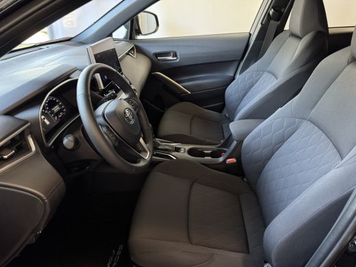 Toyota Corolla Cross HYBRID 140 2025 STYLE STOEL/STUUR VERW. ELEK.KLEP LED KEYLESS CARPLAY NAVI CAMERA ADAP CRUISE PDC ActivLease financial lease