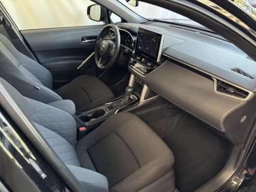 Toyota Corolla Cross HYBRID 140 2025 STYLE STOEL/STUUR VERW. ELEK.KLEP LED KEYLESS CARPLAY NAVI CAMERA ADAP CRUISE PDC ActivLease financial lease