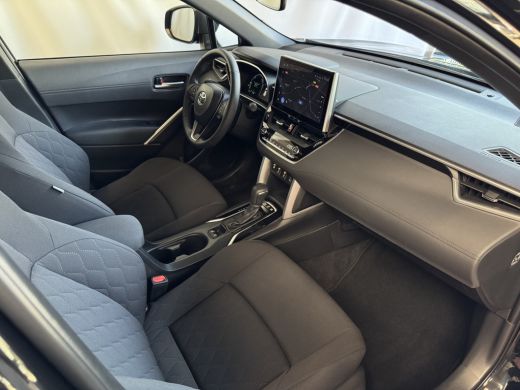 Toyota Corolla Cross HYBRID 140 2025 STYLE STOEL/STUUR VERW. ELEK.KLEP LED KEYLESS CARPLAY NAVI CAMERA ADAP CRUISE PDC ActivLease financial lease