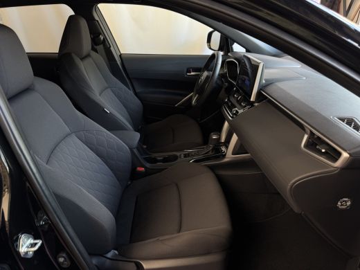 Toyota Corolla Cross HYBRID 140 2025 STYLE STOEL/STUUR VERW. ELEK.KLEP LED KEYLESS CARPLAY NAVI CAMERA ADAP CRUISE PDC ActivLease financial lease