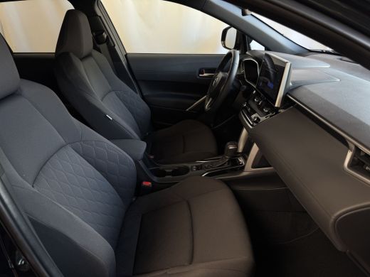 Toyota Corolla Cross HYBRID 140 2025 STYLE STOEL/STUUR VERW. ELEK.KLEP LED KEYLESS CARPLAY NAVI CAMERA ADAP CRUISE PDC ActivLease financial lease