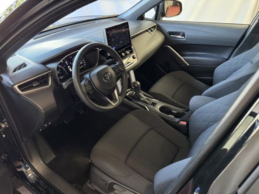 Toyota Corolla Cross HYBRID 140 2025 STYLE STOEL/STUUR VERW. ELEK.KLEP LED KEYLESS CARPLAY NAVI CAMERA ADAP CRUISE PDC ActivLease financial lease