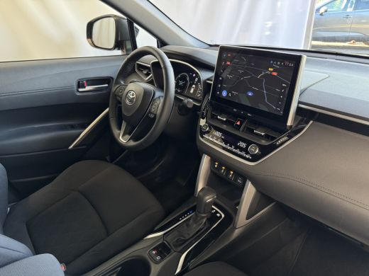 Toyota Corolla Cross HYBRID 140 2025 STYLE STOEL/STUUR VERW. ELEK.KLEP LED KEYLESS CARPLAY NAVI CAMERA ADAP CRUISE PDC ActivLease financial lease